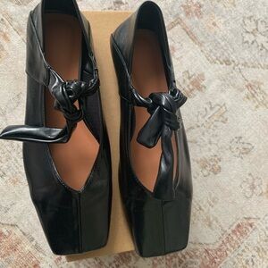 Elegant Black Women's Flats with Knot Detail